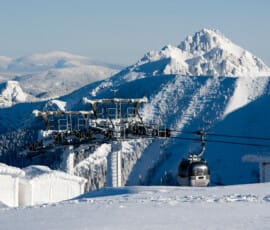 Snehová krajina s lanovkou a horami