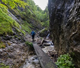 Turista na úzkej horskej ceste