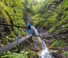 Hiking trail s vodopádom a zeleňou Jánošíkove diery